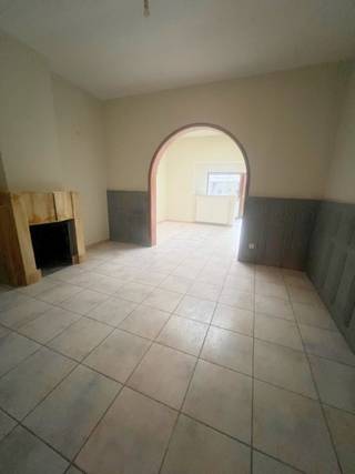 Ruime charmante woning.Inkomhal met marmeren sierpanelen. Aan de voorzijde bevindt zich een veelzijdige kamer die kan dienen als bureauruimte of...