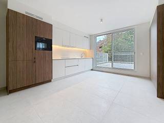 Deze volledig nieuwe woonst is gelegen op de 1ste en 2de verdieping. <br />Via de statige inkomhal bereikt u op de 1ste verdieping een zonnige leefruimte met open keuken (volledig ingericht). Via het schuifraam komt u op het grote terras. De leefruimte en inkom werden voorzien van ingemaakte kasten. Tevens vindt u hier een gastentoilet en 1ste slaapkamer terug. Op de 2de verdieping vindt u de ruime overloop met voorziening voor het plaatsen van een bureau, een 2de slaapkamer en een badkamer met inloopdouche, dubbele lavabo en 2de toilet. Tevens beschikt u over een was- en bergruimte en afzonderlijke ruimte voor de technieken.<br /><br />Extra troeven :<br />* ruimte voor het plaatsen van een fiets<br />* zonnepanelen<br />* volledig geschilderd en reeds voorzien van verlichting en gordijnen<br />* geen syndic-kosten mits eigen onderhoud van de gemene delen<br /><br />EPB in opmaak