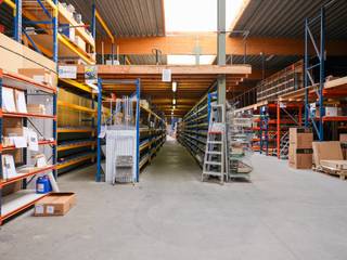 Dit bedrijfsgebouw bevindt zich op een commerciële toplocatie langs de Kwatrechtsteenweg, in het bedrijvige Kwatrecht-gebied van Wetteren. Dankzij...