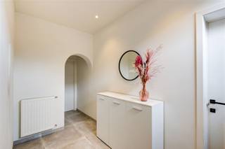 <p>Deze charmante woning is rustig en centraal gelegen, met een vlotte verbinding naar omliggende gemeenten en de E313. Scholen en winkels bevinden zich in de nabije omgeving, en ook het treinstation is op loopafstand. Kortom: een ideale ligging voor wie rustig wil wonen met alle voorzieningen binnen handbereik.</p><p>De woning betreft een halfopen bebouwing die in 2020 volledig gerenoveerd werd. Dankzij deze grondige renovatie geniet u van hedendaags comfort en een energiezuinige woonst (EPC B). Bovendien werden recent nog 12 zonnepanelen geplaatst, wat het energieverbruik verder optimaliseert. De woning is volledig instapklaar.</p><p>Gelijkvloers:<br />Inkomhal, gastentoilet, gezellige en lichtrijke leefruimte met open keuken en een grote raampartij die uitkijkt op de tuin. Aansluitend vindt u een praktische wasruimte/berging.<br />Eerste verdieping:<br />Nachthal, 3 sfeervolle slaapkamers waarvan één met een leuke mezzanine. De badkamer is uitgerust met een inloopdouche, ligbad en dubbel lavabomeubel. Daarnaast is er een apart toilet.</p><p>Verder beschikt de woning over een gedeeltelijke kelder, ideaal voor extra stockage. Buiten geniet u van een volledig omheinde tuin met een kapschuur, perfect voor extra opslag, hobbyruimte of gezellige buitenmomenten.</p><p>Deze woning is de ideale thuisbasis voor een jong gezin dat op zoek is naar comfort, ruimte en een goede ligging.<br />Ziet u uzelf hier wel wonen? Maak dan vandaag nog een afspraak en bel 0486 63 14 65</p>