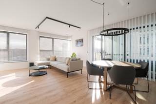 Cet appartement avec trois chambres à coucher à part entière se situe au 4e étage de la résidence Marie Louise. Vous entrez dans l’appartement via...