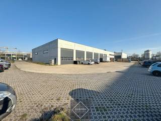 <u><strong>INDELING:</strong></u><br /><em><strong>Magazijnen:</strong> </em>Eén open ruimte, toegankelijk via 12 sectionaalpoorten (voor en achter het gebouw), toegankelijk voor grote vrachtwagens en zwaar transport.<br />Rechtstreekse toegang naar de kantoorruimten.<br /><em><strong>Kantoren: </strong></em><br /><u>Gelijkvloers (354m²)</u>: Afzonderlijk inkom via automatische en dubbele glazen deur - onthaal / toonzaal - landschapsburelen - sanitaire ruimte (dames/heren).<br /><u>Eerste verdieping (645m²)</u>: landschapsbureel - afzonderlijk bureel (vergaderruimte) - sanitaire ruimten (dames/heren) met kleedkamer, douches en toiletten - eetplaats met geïnstalleerde keuken.<br /><br />Op het verhard terrein (± 2.100m²) zijn <strong>een 40-tal private parkeerplaatsen</strong> (grasdallen) voorzien voor deze ruimten.<br /><br /><u><strong>AFWERKING:</strong></u><br /><strong><em>Magazijnen:</em></strong> betonnen constructie met een <strong>volledige overspanning (30m</strong>), gepolierde betonvloer, geïsoleerd plat dak (steeldeck) met lichtkoepels, vrije hoogte: 6m,  12 automatische sectionaalpoorten met ramen (<strong>veel natuurlijk licht</strong> - aangenaam in de werkplaats), persluchtleidingen, brandhaspels, nooduitgangen, warme-luchtblazers op aardgas, ventilatoren.<br /><em><strong>Kantoren:</strong> V</em>erlichting, ventilatie, bekabeling via kabelgoten, voldoende lichtpunten en AIRCO-toestellen (warm/koud) aanwezig, overal dubbele beglazing met alu-schrijnwerk, sanitair op gelijkvloers en verdieping, keuken.<br /><u>Algemeen</u>: Brandklasse C - voldoet aan de strengste normen.<br /><br /><u><strong>NUTSVOORZIENINGEN:</strong></u> elektriciteit (Drijfkracht, 3 x 400V), stads -en regenwater, AIRCO (warm/koud) in de kantoren en warme luchtblazers in het magazijn op aardgas, internet en telefonie.<br /><br /><strong><u>BESTEMMING</u></strong>: op industriezone (milieubelastend, Klasse1) "Plassendale 4" te Zandvoorde (Oostende).<br />Productie, opslag, groothandel, kantoor, diensten, ... . <br />Geen recreatie of horeca!<br /><br /><u><strong>LIGGING:</strong></u><br />Gelegen langs de A10/E40 autostrade, afrit 5a (500m).<br />Uitstekende verbinding met de E40, de internationale luchthaven Oostende-Brugge en de haven van Zeebrugge (Port of ANTWERP BRUGES), haven van Duinkerke, Calais,...  <br /><strong>FILEVRIJ!</strong><br /><br /><u>* Bijkomende details:</u><br />- alle comfort aanwezig: goed geïsoleerd gebouw (°2013) en overal dubbele beglazing met alu-schrijnwerk.<br />- Volledig verhard terrein, <strong>uitstekende manoeuvreerruimte voor, op en rond het terrein</strong>.<br />- Onze referentie op  <strong>www.centro.be</strong>: <strong>P0378-TK</strong> of contacteer ons op <strong>050 70 01 02 </strong>voor vrijblijvende bezichtiging of meer info.