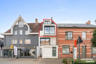 Dans un emplacement extrêmement central au cœur du centre commercial d’Oostkamp, découvrez cet appartement réparti sur plusieurs niveaux...