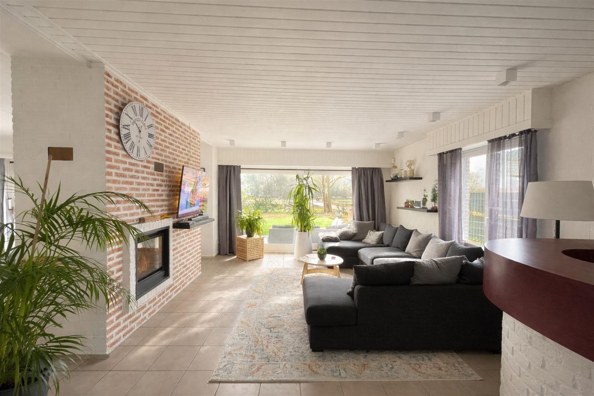 Ruime villa met 6 slaapkamers, zonnige tuin, 2 garages en oprit in rustige woonwijk te Lier - foto 2