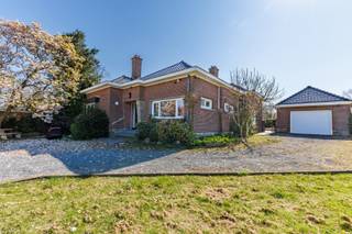 Deze vrijstaande woning, op een perceel van meer dan 16,5 are is zeer centraal gelegen op de verbindingsweg tussen Aalst en Asse en op slechts een paar minuten van de Brusselse ring. Verscholen tussen de weilanden, kan men in de zeer aangename tuin (volledige privacy) genieten van de rust en stilte, en bevindt men zich toch vlakbij winkels, scholen en belangrijke verbindingswegen. Voor uw wagen is er plaats op de zeer ruime oprit of in de garage (apart bijgebouw).<br />Deze charmante villa bestaat uit een ruime inkomhal, een lichtrijke leefruimte met aparte zit-en eethoek en aansluitend een veranda met zicht op de tuin en het (verwarmde) zwembad. Verder vinden we op het gelijkvloers nog de keuken (op te frissen), badkamer met douche, 2 grote kamers, bureau en een apart gastentoilet. De woning beschikt eveneens over een zeer ruime kelder (plaats voor berging/wasruimte/wijnkelder, …) Op de eerste verdieping zijn er nog eens twee ruime kamers.<br />Dankzij de combinatie van een rustige ligging, een grote en zonnige tuin met zwembad, en de nabijheid van alle belangrijke voorzieningen, is deze woning de perfecte match voor wie ruim en comfortabel wil wonen in het groen, zonder in te boeten aan bereikbaarheid. Dit pand is onderworpen aan de renovatieverplichting.