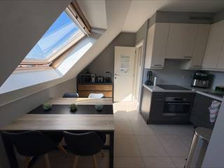 Dit duplex appartement bevindt zich in de Distellaan, zeer centraal, op 1 minuut van strand verwijderd en in de straat zelf vinden we allerlei dagelijkse faciliteiten terug.<br /><br />Zo heeft u beneden een Delhaize, slager, bakker, verschillende horecazaken en winkels.<br /><br />Het appartement bevindt zich op de vierder verdieping van een rustige residentie.<br /><br />De indeling is als volgt: eerste verdieping: inkomhal - leefruimte met zonneterras - keuken - berging met aansluiting wasmachine. Tweede verdieping: badkamer met douchecabine, toilet en wasmeubel - ruime slaapkamer - bergruimte die eventueel als kleine slaapkamer gebruikt kan worden. <br /><br />Beschikbaar vanaf 01/10/2026.<br /><br />Bezoek aanvragen kan via onze website! <br /><br />Voorschot water bedraagt 50€. <br /><br />