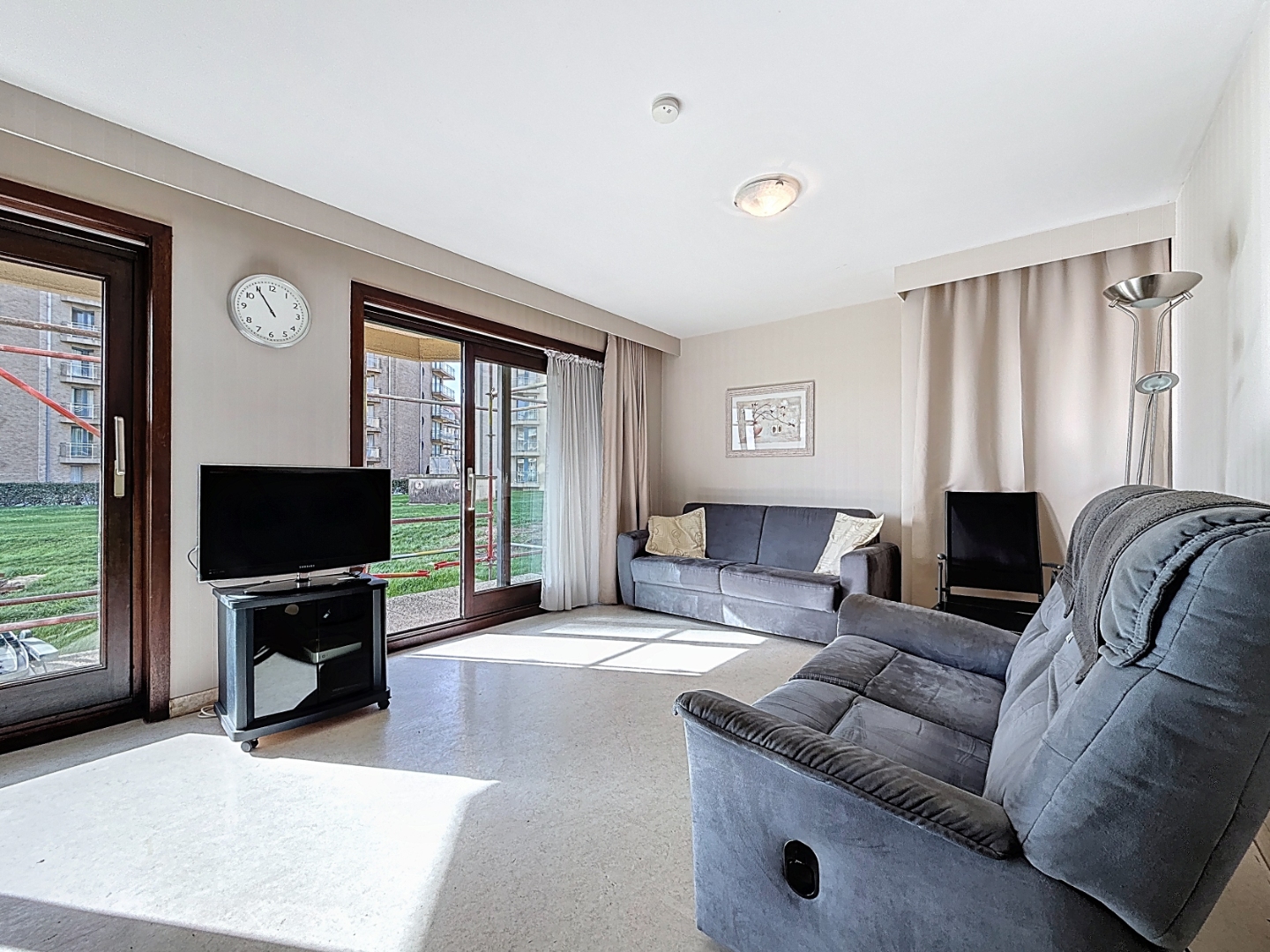 Appartement à rénover pres de la mer et le chenal avec terrasse ensoleillée. - photo 2