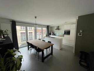 Recent appartement met veel lichtinval in het historisch centrum van Gent.Het appartement bestaat uit een inkom, ruime living met modern ingerichte...