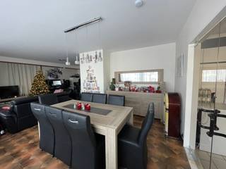 Welkom in Aarschot! Dit appartement is gelegen op de eerste verdieping van een kleinschalige residentie, beschikt over drie slaapkamers en een garage en is gelegen op een toplocatie in Aarschot.<br /><br />De centrale inkomhal biedt voldoende ruimte om een vestiaire in te richten en vanuit deze hal zijn alle kamers toegankelijk. Aan de voorzijde bevindt zich de leefruimte, die dankzij grote ramen zeer lichtrijk is. Aansluitend vindt u de keuken. Aan de achterzijde zijn er twee grote slaapkamers en nog een derde kleinere kamer die kan worden gebruikt als stockageruimte of dressing. Verder vinden we nog de badkamer, uitgerust met ligbad, douche en dubbele lavabo. Grote troef is het zeer groot terras van ongeveer 40 m², waar het dankzij zijn zuidwestelijke oriëntatie aangenaam vertoeven is. <br /><br />Op de verdieping -1 biedt dit appartement een garage met plaats voor twee wagens en een private kelderruimte, voorzien van aansluitingen voor een wasmachine en droogkast. <br /><br />Het appartement is beschikbaar vanaf 1 april en de gemeenschappelijke kosten bedragen € 100/maand, inclusief provisie voor privatief verbruik van verwarming en warm water.<br /><br />Voor meer informatie of het plannen van een bezoek, kunt u contact opnemen met Thomas via +32 499 22 99 24 of thomas@sophimo.be.