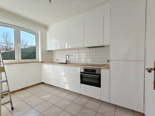 Dit aangename gelijkvloers appartement combineert comfort, ruimte en een mooie buitenomgeving, ideaal voor wie graag geniet van rustig en praktisch wonen.<br /><br />De woning beschikt over een lichtrijke woonkamer, waar grote raampartijen zorgen voor een aangename sfeer en veel natuurlijke lichtinval. Aansluitend bevindt zich de ingerichte keuken, die functioneel is uitgerust en voldoende ruimte biedt voor dagelijks gebruik.<br /><br />Verder zijn er twee slaapkamers, perfect voor een koppel, gezin of als extra bureau- of hobbyruimte. De badkamer is voorzien van een ligbad, toilet en twee wastafels. <br /><br />Een absolute troef van dit appartement is de tuin, waar je in alle rust kan genieten van de buitenlucht en gezellige momenten. <br />Daarnaast is er ook een garagebox inbegrepen, wat zorgt voor veilige parkeergelegenheid en extra opslagruimte.<br /><br />Het appartement is beschikbaar in overleg. De huurprijs bedraagt €950 per maand, met €25 vaste kosten per maand.<br /><br />Ben je op zoek naar een comfortabel gelijkvloers appartement met tuin en garage? Neem dan gerust contact met ons op voor meer informatie of om een bezichtiging in te plannen.