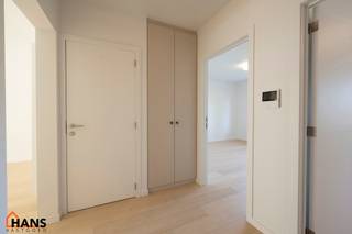 Dit instapklare gelijkvloers appartement bevindt zich op een rustige, maar uiterst centrale ligging. Het appartement werd recent gerenoveerd en beschikt over een inkomhal met vestiairekast, een apart gastentoilet, een ingerichte badkamer, een lichtrijke leefruimte en een volledig geïnstalleerde keuken. Verder zijn er twee volwaardige slaapkamers aanwezig, waarvan één directe toegang biedt tot de privatieve tuin — ideaal om in alle rust van het buitenleven te genieten.<br /><br />Dankzij de kwalitatieve afwerking, individuele nutsvoorzieningen en gunstige EPC-score vormt dit appartement zowel voor eigen bewoning als investering een uitstekende opportuniteit.<br /><br />Er bestaat bovendien de mogelijkheid om een garagebox aan te kopen aan € 25.000. De aankoop hiervan is volledig vrijblijvend en niet verplicht.<br /><br />De gemeenschappelijke kosten zijn momenteel nog niet definitief vastgelegd, maar zullen naar verwachting beperkt blijven tot enkel de kosten van de minuterie (verlichting gemeenschappelijke hal) en de blokpolis. Deze worden voorlopig geraamd op ongeveer € 20 per maand.<br /><br />Extra troeven:<br /><br />Recent gerenoveerd appartement;<br />Privatieve tuin;<br />Mogelijkheid tot aankoop garagebox;<br />Lage vermoedelijke gemeenschappelijke kosten;<br />Individuele nutsvoorzieningen;<br />Gunstig EPC;<br />Rustige en centrale ligging.<br /><br />De beschikbare documenten kan u terugvinden via de downloads op onze website.<br />Voor meer informatie kan u terecht op www.hansvastgoed.com of contact opnemen via info@hansvastgoed.com of +32 3 366 05 30.