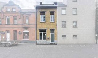 Ruime, recent gerenoveerde gezinswoning in het centrum van Ingelmunster, vlakbij alle voorzieningen. De woning beschikt op het gelijkvloers over een aparte inkom, een leefruimte met plaats voor zit- en eethoek, een aparte uitgeruste keuken met aansluitende wasplaats en een gastentoilet. Op de eerste verdieping vinden we 2 slaapkamers, een badkamer met wastafel, bad/douchecombinatie en toilet en een berging. Op de tweede verdieping zijn er nog 2 volwaardige slaapkamers en een aparte dressingruimte. Er is tevens een droge kelder, en een aangenaam terras zonder inkijk. <br />Extra troeven zijn de conforme elektrische installatie, het EPC-label C en de ruime parkeermogelijkheden voor het huis. <br /><br />Maak uw afspraak voor een bezoek ter plaatse!<br /><br /><br />*AI beelden geven een indicatie van de inrichtingsmogelijkheden