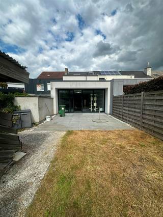 Deze ruime woning van ca. 170 m² is rustig gelegen op wandelafstand van een supermarkt, openbaar vervoer en diverse winkels. Ook het centrum en de E40 zijn vlot bereikbaar.Op het gelijkvloers beschikt de woning over een inkomhal met vestiaire, een ruime keuken met eetplaats, een aangename woonkamer, een afzonderlijk toilet met lavabo, een praktische berging en een automatische garage. De woonkamer geniet van een aangenaam zicht op de stadstuin, waardoor er veel natuurlijk daglicht binnenvalt. Op de eerste verdieping bevinden zich twee slaapkamers en een badkamer. De ruime zolderverdieping biedt nog een extra grote kamer, die ideaal kan worden ingericht als derde slaapkamer, hobbyruimte of polyvalente ruimte. Voor extra comfort beschikt de woning over twee airco-units.Achteraan bevindt zich een aangename stadstuin met een mooi terras, ideaal om in alle rust van de buitenruimte te genieten.Verder is er een grote oprit met plaats voor 2 wagens.De woning wordt momenteel nog licht opgefrist. De geplande werken worden eerstdaags uitgevoerd.De woning is beschikbaar vanaf 01/10 en wordt verhuurd aan € 1.200 per maand.