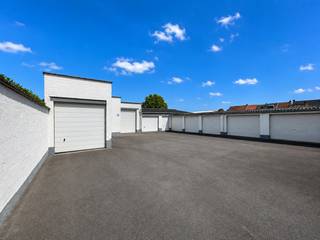 <strong>Wervik - 2 appartementen + 9 garages + loods te koop in Wervik.</strong><br /><br /><strong>Gelijkvloers:</strong> 1 appartement met 1 slaapkamer, living, keuken en badkamer<br /><strong>1ste verdieping:</strong> ruim appartement met lift
<div>Grote leefruimte, moderne keuken, badkamer en 2 slaapkamers</div>
<div>9 garages<br />Loods van 90m²<br /><br /><strong>Troeven:</strong></div>
<ul><li>Beide appartementen EPC C</li><li>Muurisolatie + hogerendementsbeglazing</li><li>Beide appartementen extra berging (fietsen, vuilniszakken ...)</li><li>Top belegging</li></ul>