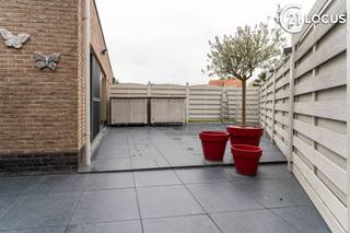 <p>Instapklare gezinswoning met 4 slaapkamers, tuin te Beveren<br /><br />Mosselbank 96, 9120 Beveren<br />Bewoonbare oppervlakte: ±164 m²<br />EPC: B<br />Zonnepanelen aanwezig<br /><br />Op zoek naar een ruime en instapklare gezinswoning in Beveren?<br />Deze woning biedt een praktische indeling, veel lichtinval en een veelzijdige extra ruimte die perfect kan dienen als bureau, hobbyruimte of praktijkruimte.<br /><br />Indeling<br /><br />Gelijkvloers:<br /><br />Inkomhal<br />Ruime leefruimte met veel lichtinval<br />Keuken<br />Multifunctionele ruimte (bureau, speelkamer, hobbyruimte of praktijk)<br /><br />Verdieping:1<br /><br />2 volwaardige slaapkamers<br />Badkamer met ligbad en aparte douche<br /><br />Verdieping 2:<br />2 volwaardige slaapkamers <br /><br />Buiten:<br /><br />Aangename tuin<br />Terras<br /><br />Troeven:<br />3 airco's<br />Instapklaar<br />4 slaapkamers<br />EPC B (energiezuinig)<br />Zonnepanelen<br />Multifunctionele ruimte op het gelijkvloers<br />Praktische gezinsindeling<br />Centrale ligging nabij scholen, winkels en invalswegen<br /><br />Ligging:<br /><br />De woning is gelegen in Beveren en combineert een rustige woonomgeving met een vlotte bereikbaarheid richting centrum, openbaar vervoer en belangrijke verbindingswegen.</p>