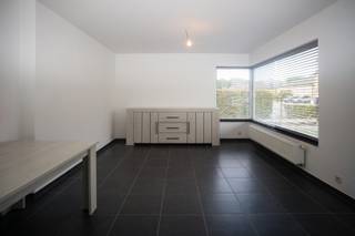 Gelijkvloers appartement in tweewoonst gelegen op de verbindingsweg van Bilzen naar Genk/Zutendaal. Privé inkom (geen gezamenlijke kosten van...