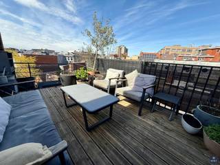 UNIEK DAKAPPARTEMENT  (1slpk) MET GEWELDIG DAKTERRAS Op de 4de verdieping van een kleinschalig gebouw in de Volkstraat 20 bevindt zich dit...