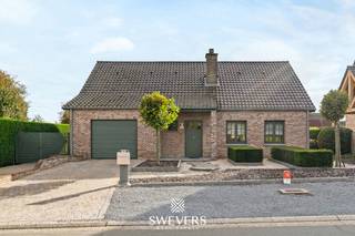 Voor meer info en foto’s, surf naar www.swevers.be – Rustig en ruim wonen in Oudsbergen? Aan de Dreesstraat 10 vindt u deze vrijstaande woning uit 1992 met 237 m² bewoonbare oppervlakte, drie ruime slaapkamers en een zonnige tuin op een perceel van 873 m². Het gelijkvloers beschikt over een royale woonkamer van 45,33 m² met plaats voor een gezellige zithoek en eethoek, een keuken van 16,64 m² met vernieuwde toestellen, een badkamer met inloopdouche en een toilet. Op de eerste verdieping liggen drie volwaardige slaapkamers van 24,60 m² en tweemaal 16,64 m², samen met een afzonderlijk toilet met lavabo. Aan opbergruimte geen gebrek dankzij de ruime kelder van 64,71 m², de zolder van 13,56 m², de kruipkelder en de garage. Buiten geniet u van een volledig omheinde, zuidgerichte tuin met onderhoudsvriendelijk kunstgras, een overdekt terras en zonneluifels: ideaal om in alle privacy te ontspannen. Extra troeven zijn de zonnepanelen met groenestroomcertificaten, dakisolatie, vernieuwde gasverwarming, pelletkachel, rolluiken, spouwmuurisolatie en conforme elektriciteit. Bovendien is de woning asbestvrij en beschikt ze over een gunstige EPC-score, dicht bij label B. De rustige ligging combineert privacy met een vlotte bereikbaarheid van winkels, scholen en openbaar vervoer. Zin in een bezoek? Bel 011 255 155. Bron bewoonbare oppervlakte: EPC – verslag