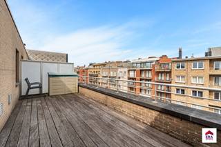 <p>Penthouse te koop in Koksijde – exclusieve woonbeleving met zon, ruimte en privacy</p>

<p>In het hart van het charmante Koksijde bevindt zich dit uitzonderlijke penthouse met één slaapkamer, waar licht, ruimte en buitenleven centraal staan. De woning geniet van een doordachte indeling en een hoogwaardige woonervaring op een toplocatie aan de Belgische kust.</p>

<p>De leefruimte baadt in natuurlijk licht en sluit naadloos aan op maar liefst twee gigantisch grote, zongerichte terrassen. Deze buitenruimtes vormen een echte troef: ideaal om de hele dag door van de zon te genieten, te ontspannen in alle privacy of vrienden te ontvangen met zicht op de open lucht.</p>

<p>De slaapkamer is rustig gelegen en biedt alle comfort voor een ontspannen nachtrust. De praktische indeling van het appartement zorgt voor een aangename flow tussen wonen, slapen en buitenleven.</p>

<p>Daarnaast is er de mogelijkheid tot aankoop van een garage in de nabijheid, wat extra comfort en zekerheid biedt – een waardevolle meerwaarde aan zee.</p>

<p>Een uniek aanbod voor wie op zoek is naar een lichtrijk penthouse met royale buitenruimtes op een gegeerde locatie in Koksijde.<br />058 51 23 23 of op arne@eraservimo.be</p>