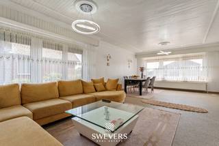 Voor meer info en foto’s, surf naar www.swevers.be – ontdek deze instapklare open bebouwing aan de Koerselsebaan 192 in Heusden-Zolder. Deze woning uit 1970 biedt 356 m² bewoonbare oppervlakte op een perceel van 1.100 m² en werd de voorbije jaren grondig gerenoveerd. In 2019 werden de keuken, badkamer en toiletten vernieuwd. In 2023 volgden nieuwe ramen, een nieuw dak, een vernieuwde elektrische installatie en een verwarmingssysteem op aardgas. Zonnepanelen en een thuisbatterij zorgen bovendien voor een energiezuinige woonst. De lichtrijke leefruimte van 36 m² vormt samen met de moderne keuken van 18 m² het gezellige hart van de woning. Verder beschikt de woning over een vernieuwde badkamer, een apart toilet en rolluiken. Aan de linkerkant bevinden zich vier volwaardige slaapkamers, ideaal voor gezinnen, thuiswerk of wie gelijkvloers wil wonen. Een grote troef is de kelder met maar liefst 109 m² aan extra ruimte, geschikt als berging, hobbyruimte of werkplaats. Daarnaast is er een uitzonderlijk ruime inpandige garage van ongeveer 53 m² en een praktische zolder.<br />De oostelijk georiënteerde tuin met terras biedt volop ruimte om te ontspannen en te genieten van het buitenleven. Ook de ligging is een pluspunt, met openbaar vervoer op 280 meter, scholen en winkels op ongeveer 1 kilometer, recreatie op 500 meter, restaurants op 50 meter, het centrum van Koersel op 1,5 kilometer en een vlotte verbinding naar de autosnelweg. Voor meer informatie, bel 011 255 155. Bron bewoonbare oppervlakte: EPC – verslag.