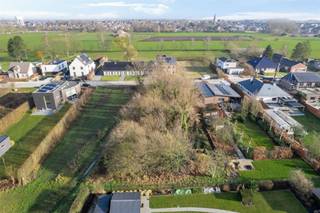 <p><span>Knap perceel van 1.634 m² voor open bebouwing, gelegen op een residentiële toplocatie nabij het centrum van Putte. </span></p><p><span>Dit mooie, perfect zuidwest georiënteerde perceel in een doodlopende straat biedt de ideale kans om uw droomwoning te realiseren, met volgende bouwvoorschriften: voorgevelbreedte 9,93 m en een maximale bouwdiepte van 17 m op het gelijkvloers.</span></p><p><span> </span></p><p><span>De grond bevindt zich in een rustige, landelijke en residentiële omgeving, met scholen, winkels en openbaar vervoer op fietsafstand. </span></p><p><span>Dankzij de centrale ligging tussen Brussel en Antwerpen, nabij belangrijke invalswegen, geniet u bovendien van een uitstekende bereikbaarheid.</span></p><p><span> </span></p><p><span>Vrijblijvende informatie via 015/755 444 of info@immovercammen.be.</span></p>