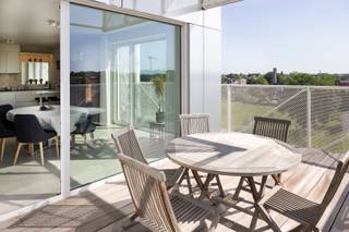 In de K-tower op de www.diksmuidekaai11.be (url kopiëren en plakken indien doorklikken niet lukt) in Kortrijk stellen we jou graag dit appartement voor.  Met een netto oppervlakte van 110 m² (te vergelijken met 122 m² bruto oppervlakte mocht je dit als nieuwbouw kopen) en 30 m² terras woon je hier heel comfortabel. Er is een aangename leefruimte met open keuken, 3 slaapkamers (waarvan één gebruikt wordt als bureau), een badkamer en douchekamer, 2 toiletten en voldoende berging. Op het terras is het genieten van het uitzicht, de grootte en, indien van de partij, de zon! Er is een ruime kelderberging en mogelijkheid tot 2 afgesloten garageboxen.<br /><br />EEN BEZOEK BRENGEN: Via www.diksmuidekaai11.be kan je een afspraak inplannen. Een afspraak kan ook telefonisch ingepland worden via Hendrik op 0495.56.90.87. Eveneens via de website verneem je veel meer, zoals een uitgebreide omschrijving, foto's, 360° rondgang, documenten, …  <br /><br />DIRECT KOPEN PRIJS: De vermelde prijs is een Direct Kopen prijs voor het appartement, de ruime kelderberging en één garagebox. Tegen deze prijs kan er onmiddellijk aangekocht worden. Een tweede garagebox kan aangekocht worden aan 50.000 euro.<br /><br />Groeten, Hendrik van Henry Houser