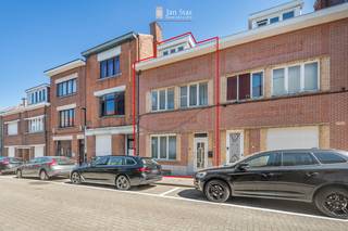 Met zijn rustige ligging in het centrum van Leuven is deze woning in de Weidestraat ideaal gelegen nabij het Station van Leuven en de binnenstad. Extra troeven zijn zeker het aangename zonneterras en tuintje alsook de aanwezige 4 grote slaapkamers.<br />Binnenkomen doen we op het gelijkvloers met een grote hoge hal met apart toilet, een mooie grote open leefruimte van +/- 36m² in L-vorm, een ingerichte keuken met ontbijthoek en het terras bereikbaar via een schuifdeur. Op het tussenverdiep en 1ste verdiep bevinden zich een ingerichte badkamer (ligbad, douche, toilet) en 2 grote slaapkamers (22m² en 14m²). Het 2de verdiep telt eveneens 2 grote slaapkamers (21m² en 14m²). Ondergronds is er +/- 65m² kelderruimte met voorraadkelders, cv-kelder en fietsenkelder (bereikbaar via aangepaste trap). <br />Energiezuinig met EPC label B - score 136 - elektriciteit is bovendien conform ! Woning gerenoveerd met betonnen vloeren !<br />Voor meer info of bezoek kan u me bereiken op 0477284876 of via vincent@immojanstas.be. Bijkomende info (EPC, vastgoedinfo, asbest, ... ) kan U hieronder downloaden ↓