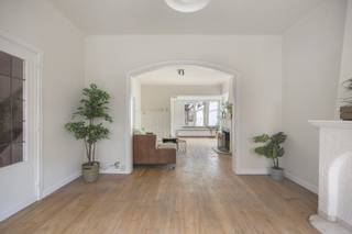 Voor meer informatie of een bezoek, bel 054 69 39 31 - Op een strategische locatie in Denderleeuw bevindt zich deze instapklare,...