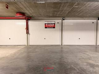 <p>Bent u al een tijd op zoek naar een geschikte garage om u voorgoed van al uw parkeerproblemen te verlossen? Dan is dit waarschijnlijk wat u zoekt!<br /><br />Deze garage is gelegen in het complex onder de Franslaan. Dit garagecomplex strekt zich uit helemaal van aan de Vlaanderenstraat tot aan de Kinderlaan en is niet gelinkt aan een appartementsgebouw. Dit is bijzonder interessant gezien u dan niet hoeft mee te betalen in kosten waar u als garage-eigenaar toch niets aan hebt. Gezien dit complex zich zo breed uitstrekt is het uitermate geschikt voor héél wat mensen. Over deze volledige zone beschikt het over in-en uitgangen zodat u zo dicht mogelijk bij uw appartement bediend bent.<br /><br />Het is bovendien een ruim complex waar u vlot kan manoeuvreren en ook de garage zelf is ruim te noemen. Met 2m85 breedte en ongeveer 5m60 diepte is ze geschikt voor zowat elke wagen.</p>