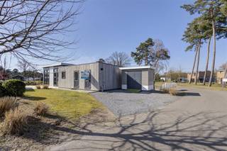 Deze mooie gemeubileerde 4-persoons vakantiewoning is prachtig gelegen aan het water op het verzorgde EuroParcs domein Zilverstrand in Mol.De...