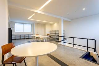 Ontdek dit unieke moduleerbare kantoor / polyvalente ruimte uit de jaren '60 op de trendy Slachthuissite. <br /><br />In 2015 is het pand volledig getransformeerd tot een moderne "loft office," perfect voor creatieve professionals. De ruimte is voorzien van alle comfort (vloerverwarming, alarmsysteem, douche, en toiletten) en kan op de gelijkvloerse verdieping eventueel nog uitgebreid worden met een extra 30m². <br /><br />Vanuit deze polyvalente ruimte heeft u eveneens een prachtig uitzicht over de stad. <br /><br />De gemeenschappelijke kosten omvatten de nutsvoorzieningen en de onroerende voorheffing. Deze kosten variëren al naargelang de gehuurde oppervlakte. <br /><br />Voor meer informatie kan u steeds contact opnemen met One vastgoed!
