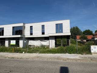 Deze nieuwbouwwoningen combineren de energiezuinigheid en strakke architectuur met oog voor kwaliteitsvolle materialen. De verwarming wordt voorzien door individuele WARMTEPOMPEN, er is eigen energieproductie via zonnepannelen en verluchting via ventilatiesysteem type D. De ramen zijn voorzien van 1.0 hoogrendementsbeglazing met hoogwaardige aluminium profielen. Per woning zijn een badkamer en een douchekamer voorzien.<br /><br />De woningen worden verkocht met aangelegde, waterdoorlatende opritten (kiezels) en met draadafsluiting tussen de tuinen. <br /><br />De ligging te Moerkerke biedt u de rust en groene omgeving van een polderdorp met bakker, slager, supermarkt, scholen, dokter, apotheek en horeca op wandelafstand. Daarnaast bent u er slechts 10 minuten van Brugge en Knokke verwijderd.<br /><br />Contacteer Bonne Vastgoed 7 op 7 via 0468/10.40.40 of info@bonnevastgoed.be voor een afspraak ter plaatse, op kantoor of bij u.