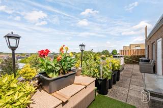 Te koop: lichtrijk hoekappartement met ruim terras in RoeselareCentraal gelegen in Roeselare bevindt zich op de 4e verdieping dit aangename hoekappartement van ca. 86 m², met twee slaapkamers, een ruim terras! Wat maakt dit pand uniek?Het appartement beschikt over een ruime en lichtrijke leefruimte met zit- en eetgedeelte en een aansluitende keuken. Dankzij de hoekligging geniet u doorheen het appartement van veel natuurlijk licht. Er zijn twee volwaardige slaapkamers, waarvan één met ingemaakte kasten, en een badkamer. De tweede kamer is eveneens perfect geschikt als bureau of logeerkamer. Buiten is er een ruim terras met een open uitzicht.Verder beschikt het appartementeen afgesloten fietsenstalling. Optioneel is er nog mogelijkheid om een 2 garages bij te kopen voor € 20.000/stuk.Voor wie is dit ideaal?Ideaal voor mensen die comfortabel willen wonen met een gezellige buitenruimte en parkeergelegenheid, vlak bij winkels, horeca en openbaar vervoer.Te koop via Immo Beguin, jouw vastgoedexpert sinds 2009.Meer info of bezoek via tessa@immobeguin.be
