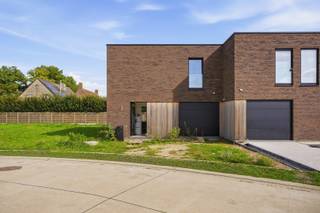<strong>Omgeving</strong><br />Wonen in de Cornelis de Schepperstraat betekent genieten van een aangename en residentiële woonomgeving in Nazareth-De Pinte. Deze nieuwe verkaveling biedt een uitstekende balans tussen comfortabel wonen en een vlotte bereikbaarheid. Hier woon je in een aangename buurt met alle dagelijkse voorzieningen binnen handbereik.<br /><br />Dankzij de centrale ligging zijn winkels, scholen, horeca en openbaar vervoer vlot bereikbaar. Ook de belangrijkste invalswegen bevinden zich in de nabijheid, waardoor zowel Gent als omliggende gemeenten zeer eenvoudig bereikbaar zijn. De ideale ligging voor wie rustig en kwalitatief wil wonen, zonder de verbinding met de stad te verliezen.<br /><br /><strong>Moderne nieuwbouwwoning met 3 slaapkamers en grote tuin</strong><br />Deze prachtige nieuwbouwwoning combineert hedendaags wooncomfort met een aangename, functionele indeling en een ruime tuin. Dankzij het EPC A geniet je bovendien van een energiezuinige woning die helemaal klaar is voor de toekomst.<br /><br />Bij het binnenkomen kom je terecht in de inkomhal met apart gastentoilet, die toegang biedt tot de leefruimte. De ruime en lichtrijke leefruimte vormt het centrale hart van de woning en staat in directe verbinding met de volledig uitgeruste, open keuken. De open indeling creëert een aangename leefomgeving waar koken, tafelen en ontspannen met vrienden naadloos samenkomen.<br /><br />Vanuit de leefruimte is er een mooie connectie met de grote tuin. Deze ruime buitenomgeving biedt volop mogelijkheden om te genieten van het buitenleven. Denk aan een gezellige eethoek, een speelruimte voor de kinderen of simpelweg een heerlijke plek om in alle rust te ontspannen.<br /><br />Op de eerste verdieping bevinden zich drie volwaardige slaapkamers, waardoor de woning perfect geschikt is voor een gezin, maar ook ruimte biedt voor een thuiswerkplek of hobbyruimte.<br /><br />De ruime badkamer is ingericht met oog voor comfort en beschikt over een dubbele lavabo, een ruime inloopdouche en een ligbad.<br /><br />Deze nieuwbouwwoning is de ideale keuze voor wie op zoek is naar een moderne en energiezuinige thuis met voldoende ruimte, een grote tuin en een uitstekende woonkwaliteit<br /><br />Een bijzonder voordeel: de vermelde verkoopprijs is <strong>inclusief btw,</strong> waardoor je van bij de start een duidelijk beeld hebt van het totale aankoopbudget.<br /><br /><strong>Absolute pluspunten</strong>
<ul>
<li>Nieuwbouw</li>
<li>EPC A</li>
<li>Moderne architectuur en hedendaags comfort</li>
<li>Rustige en residentiële ligging</li>
<li>Vlotte bereikbaarheid van Gent en omliggende gemeentes</li>
<li>Ideale combinatie van groen wonen en bereikbaarheid</li>
</ul>
Voor meer informatie of een bezoekmoment: contacteer<strong> info@oko.immo</strong> of <strong>0484 14 96 86.</strong>