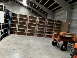 Entrepôt de 200 m² faisant partie d'un entrepôt plus important. libre actuellement...