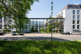 Deze serviceflat gelegen in de residentie Dunant Gardens heeft een fantastische ligging. Deze is verhuurd voor onbepaalde duur wat een gegarandeerd jaarlijks rendement geeft. Een TOP investering met het oog op de toekomst. <br /><br />Betreft de opwaardering van de waarde van het appartement in de toekomst in combinatie met het maandelijks rendement zijn enkele parameters cruciaal : <br /><br />1) Qua ligging is deze strategisch zeer goed gelegen. Het centrum van Gent ligt vlakbij. Er zijn tal van supermarkten, winkels, bars en restaurants in de buurt. Zowel de Watersportbaan als het recreatiedomein de Blaarmeersen zijn vlakbij. Het zorgt ervoor dat dit een zeer gegeerde ligging is. Ook de verbinding met het openbaar vervoer is ideaal.<br />2) Er werd duurzaam gebouwd (EPC A)<br />3) De vraag naar serviceflats / assistentie woningen zijn enorm. De grote vraag icm beperkt aanbod zorgt altijd voor een economisch interessante investering. <br />4) De plaatselijke extra service en assistentie zijn een absolute meerwaarde<br />5) De opbrengst gaat mee met de indexatie.<br /><br />Het appartement zelf beschikt over een lichtrijke leefruimte met een open volledig geïnstalleerde keuken. De slaapkamer is zeer ruim wat het nodige comfort geeft. De badkamer heeft een ruime inloopdouche. Heel het gebouw is rolstoeltoegankelijk. <br />Het balkon / terras is 14m2 groot, zijn een absolute meerwaarde. Doordat het appartement zich op de 4de verdieping bevindt heb je een fantastisch uitzicht. Ideaal om even te genieten van de rust. <br />In de extra bergingsruimte is er een aansluiting voorzien voor de wasmachine en de droogkast. <br /><br />De gemeenschappelijke tuin en de gemeenschappelijke ruimtes beneden voor de bewoners zorgen voor gezelligheid en ontspanning.<br /><br />Het appartement heeft alles in huis om comfortabel in te vertoeven! Alleen maar extra voordelen en pluspunten!<br /><br />Momenteel brengt de permanente verhuur maandelijks 1000 EUR op. Een stabiele zorgeloze maandelijkse opbrengst.<br /><br />Deze opportuniteit is werkelijk een UNIEKE kans als investering. Een TOPPER voor de snelle beslisser. <br /><br />Interesse? Contacteer dan snel Topvastgoed op het nummer 0475 700 700 om deze investering te bespreken. Ook een bezoek ter plaatse is mogelijk.