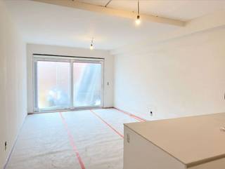 <p><span>KWALITATIEF EN ENERGIEZUINIG NIEUWBOUW-GELIJKVLOERSAPPARTEMENT 80M² MET 2 SLAAPKAMERS, TUIN EN AUTOSTAANPLAATS</span></p><p><span>ligging nabij centrum met vlotte bereikbaarheid via A12, N16 en N17</span></p><p><span> </span></p><p><span>Inkomhal / wc met handwas / living met eetplaats en super-ingerichte open keuken (33m²) met toegang tot west-georiënteerd terras (7,5m²) / 2 slaapkamers (12m²; 9m²) / ruime badkamer met dubbele wastafel, ligbad en inloopdouche / berging met wasplaats.</span></p><p><span> </span></p><p><span>Buiten-autostaanplaats op parking achter gebouw (bereikbaar via Appeldonkweg) / gemeenschappelijke fietsenberging.</span></p><p><span> </span></p><p><span>Appartement is voorzien van vloerverwarming (via collectieve warmtepomp), collectieve zonnepanelen, ramen met driedubbele beglazing, lichtarmaturen in bepaalde ruimtes.</span></p><p><span> </span></p><p><span>Lasten gemene delen: onderhoud gemene delen, elektriciteit gemene delen en verzekering met afstand van verhaal (incl. de huurprijs).</span></p><p><span>Lasten appartement: € 150 (verwarming en koud en warm water appartement) (jaarlijkse afrekening).</span></p><p><span> </span></p><p><span>Appartement is bewoonbaar door maximaal 3 personen.</span></p><p><span> </span></p>