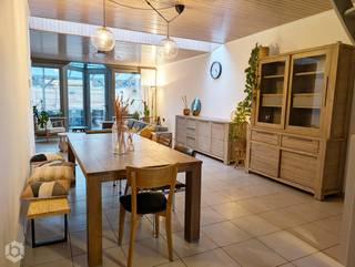Op een fantastische locatie te Sint-Katelijne-Waver bevindt zich deze instapklare woning met 4 slaapkamers, leuke buitenruimte en gunstig EPC. U geniet hier van een uitstekende ligging in een rustige straat aan de rand van Mechelen nabij de Nekker met winkels, eet-en drankgelegenheden, scholen en het openbaar vervoer op wandel- en fietsafstand. Tevens geniet u van een goede bereikbaarheid vlakbij belangrijke invalswegen zoals de E19 richting Antwerpen of Brussel. <br /><br />We betreden de woning via de inkomhal met apart gastentoilet. De leefruimte geniet van veel natuurlijke lichtinval door de grote raampartijen aan de achterzijde en een lichtstraat. Deze kunt u inrichten met een gezellige zithoek en aparte eetplaats. De halfopen keuken met aparte zitplaats bevindt zich aan de voorzijde van de woning en is voorzien van de voornaamste toestellen. Vanuit de woonkamer heeft u toegang tot de leuke buitenruimte met overdekt terras, waar u steeds in alle rust en privacy kan genieten van het mooie weer. Het gelijkvloers beschikt verder nog over een praktische stockageruimte. De nachthal op de eerste verdieping geeft ons toegang tot 2 ruime slaapkamers en een badkamer met lavabo, inloopdouche en toilet. Via de vaste trap bereikt u de tweede verdieping, waar u eveneens 2 slaapkamers kan terugvinden. Tenslotte beschikt de woning over een handige fietsenberging aan de achterzijde die rechtstreeks toegankelijk is via een achtergelegen wandelpad. Deze woning is uitgerust met 12 zonnepanelen (incl groenestroomcertificaten) en heeft vloerverwarming. De elektrische keuring is conform en het EPC bedraagt slechts 98 (label A). Tot slot is deze woning asbestvrij. <br /><br />Dit is een uitstekende opportuniteit als u op zoek bent naar een energiezuinige en instapklare gezinswoning met 4 slaapkamers en leuke buitenruimte op een fantastische locatie te Sint-Katelijne-Waver. Contacteer ons voor meer informatie op 0497 14 67 97 of via info@boonstravastgoed.be<br /><br />Bijzonderheden:<br />- 4 slaapkamers<br />- Vlakbij Mechelen<br />- EPC = 98 (label A)