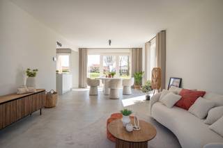 <p><strong>Lot 4 is een halfopen bebouwing op een perceel van 240 m² en heeft een bewoonbare oppervlakte van 127 m². De gelijkvloerse verdieping beschikt over een ruime leefruimte met een open keuken, een berging en een gastentoilet . Vanuit de keuken is er directe toegang tot het terras en de privétuin. Op de eerste verdieping bevinden zich drie ruime slaapkamers en een badkamer, voorzien van een ligbad, douche, dubbel lavabomeubel en toilet. De woning heeft een vlizo-trap naar de zolderruimte. Buiten is er nog een mooi aangelegde tuin en carport.<br /><br />Vindeling – Rustig wonen in het hart van Wechelderzande</strong></p>
<p><strong>Ontdek Vindeling, een charmant nieuwbouwproject met 23 energiezuinige woningen gelegen aan de gelijknamige weg Vindeling te Wechelderzande. Deze weg is een nieuwe zijstraat van de Kerkepad in een autoluwe omgeving.</strong> Deze tweede fase omvat 12 stijlvolle nieuwbouwwoningen die de perfecte balans vinden tussen hedendaagse elegantie en klassieke accenten. De klassieke geveldetails, gecombineerd met een moderne indeling en duurzame technieken, creëren een warm en tijdloos geheel. Dit nieuwbouwproject is gelegen in een kindvriendelijke buurt met veel openbaar groen en is ontworpen met oog voor comfort, ruimte en levenskwaliteit.</p>
<p><strong>Samenvatting</strong></p>
<p>Het nieuwbouwproject Vindeling bestaat in de eerste fase uit 11 en in de tweede fase uit 12 energiezuinige nieuwbouwwoningen. Elke woning telt 3 slaapkamers en biedt een bewoonbare oppervlakte tussen 126 m² en 131 m². De perceelsoppervlaktes variëren van 193 m² tot 407 m², wat elke woning een mooie buitenruimte garandeert. Elke woning beschikt bovendien over een private tuin en een carport of inpandige garage.</p>
<p><strong>Mooi wonen in Wechelderzande</strong></p>
<p>Vindeling ligt in de omgeving van de Kerkepad in Wechelderzande, een ideale locatie voor gezinnen. De wijk is kindvriendelijk en omringd door het groen. Bovendien bevinden winkels, scholen, kinderopvang en de lokale jeugdbeweging zich op wandelafstand. Dankzij de nabijheid van belangrijke voorzieningen geniet je hier van het comfort van een centrale ligging, zonder in te boeten op rust en ruimte.</p>
<p><strong>Ruimte &amp; comfort</strong></p>
<p>Elke woning beschikt over drie volwaardige slaapkamers en een badkamer met ligbad, aparte douche, dubbel lavabomeubel en toilet. De open leefruimte met zithoek, eetruimte en volledig ingerichte keuken vormt het hart van de woning en sluit naadloos aan op de aangelegde tuin. Grote raampartijen zorgen voor een overvloed aan natuurlijk licht en creëren een aangename woonbeleving.</p>
<p>Afhankelijk van het woningtype beschik je over een carport of een inpandige garage met extra bergruimte. De afwerking is kwalitatief en doordacht, met ruime keukeninrichting en moderne technieken die bijdragen aan het dagelijks wooncomfort.</p>
<p><strong>Duurzaamheid en energiezuinigheid</strong></p>
<p>De woningen van nieuwbouwproject Vindeling zijn bijna-energieneutraal (BEN) met een maximaal E-peil van 10. Ze zijn uitgerust met een lucht-water warmtepomp, vloerverwarming en zonnepanelen, wat zorgt voor een aanzienlijke besparing op je energiefactuur. Ook aan duurzaam watergebruik is gedacht: regenwater wordt gerecupereerd voor toiletspoeling, buitenkraan en mogelijks wasmachine.</p>
<p>Met deze duurzame en toekomstgerichte keuzes woon je niet alleen energiezuinig, maar ook comfortabel en milieubewust.</p>
<p><strong>Beschermd als koper</strong></p>
<p>De verkoop van Vindeling geschiedt onder de <strong>Wet Breyne</strong>. Dit garandeert de koper uitgebreide bescherming en ontneemt alle risico’s. Je betaalt in schijven naarmate de werken vorderen, wat zorgt voor financiële gemoedsrust tijdens het bouwproces.</p>