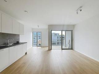 Project Kolenkaai staat voor ruim wonen in alle comfort en stijl. De kwalitatieve en hedendaagse afwerking met oog voor detail zie je én voel je elke dag. Voor Kolenkaai werd een Energy Service Company (ESCO) opgericht. Daarmee passen we innovatieve en duurzame hernieuwbare-energietechnieken toe. Zo worden de gebouwen verwarmd en passief gekoeld met warmtepompen die hun energie onder andere uit een BEO-veld halen. <br /><br />Het appartement bevindt zich op de tweede verdieping en geniet van een aangename lichtinval. De leefruimte met parketvloer sluit naadloos aan op de open keuken, die is uitgerust met een keramische kookplaat, combi-oven, koelkast met diepvriesvak en vaatwasser. Vanuit de leefruimte heeft u toegang tot het terras, waar u in alle rust kunt genieten van het buitenzijn.<br /><br />Verder beschikt het appartement over twee slaapkamers, een praktische berging met aansluiting voor een wasmachine, een badkamer met douche en een afzonderlijk gastentoilet.<br /><br />Indeling:<br />- Lichtrijke Woonkamer<br />- Open keuken<br />- 2 Slaapkamers <br />- Badkamer met inloopdouche<br />- Zonnig terras<br /><br />Algemeen:<br />- Huurprijs: € 1.175,00 per maand<br />- Provisie gemeenschappelijke delen: € 75,00 per maand <br />- Provisie eigen verbruik (warm water + verwarming): € 100,00 per maand <br /><br /><br />De snelste manier om een bezoek te brengen aan dit pand? Vraag je bezoek aan via de roze knop op onze website (www.dewaele.com) en je wordt gecontacteerd door onze verhuurexpert Broes.<br /><br />Telefonisch kunnen er geen afspraken gemaakt worden. Bij andere vragen kun je ons telefonisch contacteren via 050 444 999.<br /><br />Deze AI-visualisaties zijn bedoeld als inspiratie. Er werd geen rekening gehouden met technische specificaties, stedenbouwkundige voorschriften of de concrete mogelijkheden tot realisatie.