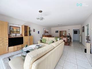<p>Interesse in dit appartement? Vraag een afspraak aan via onze website www.weinvest.be<br />Of via volgende link: https://wi-antwerpen-zuidrand.mijnhuurprofiel.be/property/37c838e8-e6d5-4ec5-98cd-55c51a6a4b45<br /><br />Ontdek dit lichtrijke en goed onderhouden appartement op de <strong>eerste verdieping</strong> van een <strong>klein, rustig gebouw</strong> zonder lift. Gelegen op een <strong>centrale locatie nabij belangrijke invalswegen</strong>, biedt dit appartement zowel comfort als bereikbaarheid.<br /><br /><strong>Indeling en troeven:<br /></strong><strong>* Drie volwaardige slaapkamers</strong> <br /><strong>* Ruime badkamer</strong> met moderne <strong>inloopdouche</strong>.<br /><strong>* Open, volledig ingerichte keuken</strong> die naadloos aansluit op de gezellige leefruimte.<br /><strong>* Terras aan de voorzijde</strong> via een grote raam én een <strong>ruim achterterras</strong> over de volledige breedte van het appartement.<br /><strong>* Inkomhal met vestiairekast</strong> en <strong>extra kleine berging</strong>.<br /><strong>* </strong>Ruime <strong>was- en bergruimte</strong> met aansluiting voor wasmachine en droogkast.<br /><strong>* Gesloten garagebox inbegrepen</strong> in de huurprijs.<br /><strong>* Lage gemeenschappelijke kosten</strong>, geen lift.<br /><br /><strong>Beschikbaar vanaf 1 oktober.<br /></strong>* Huurwaarborg: 3 maanden<br />* Plaatsbeschrijving verplicht op te maken door een erkend expert (kosten gedeeld tussen huurder en verhuurder).<br /><br />Een uitstekende kans voor wie comfortabel en centraal wil wonen in Aartselaar.</p>
<p><strong>Interesse?</strong> Stel je kandidaat via 'mijn huurprofiel'</p>