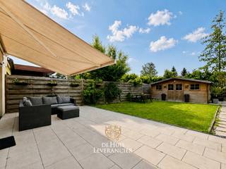 In een aangename en rustige woonomgeving vinden we deze smaakvol gerenoveerde rijwoning, gelegen aan de Crauwelshoeve in Lint.<br />Deze charmante woning werd doorheen de jaren grondig vernieuwd en combineert hedendaags wooncomfort met een warme, huiselijke uitstraling. Dankzij de uitgevoerde renovaties is deze woning volledig instapklaar voor wie zonder zorgen wil verhuizen.<br /><br />Een extra troef is de gunstige energiescore met een uitstekend EPC, wat resulteert in een energiezuinige woning en lagere verbruikskosten. Ook de elektrische installatie werd conform gekeurd, waardoor je ook op technisch vlak volledig gerust kan zijn.<br /><br />Achteraan geniet je van een leuke, onderhoudsvriendelijke tuin waar het heerlijk vertoeven is. Ideaal om te ontspannen, te tuinieren of gezellige momenten door te brengen met familie en vrienden.<br /><br />Een ideale woning voor starters, jonge gezinnen of wie op zoek is naar comfortabel en energiezuinig wonen op een fijne locatie.<br /><br />EPC :  196 kWh/m<sup>2</sup> (Label B)<br />Stedenbouwkundige inlichtingen in aanvraag<br />Waterinfo : P-Score = C, G-Score = A<br /><br /><br />Dit is niet wat je zoekt ? Al gehoord van AANKOOPBEGELEIDING ?   Wij zoeken, bezoeken en onderhandelen mee met jou voor eigendommen die worden aangeboden door particulieren, andere makelaars of eigendommen die zelfs (nog) niet te koop staan?<br />Vraag meer informatie over aankoopbegeleiding via welkom@dehuisleverancier.be of 0489/069.000<br /><br />de Huisleverancier : Persoonlijk, voor iedereen Service, Kwaliteit en Vertrouwen !