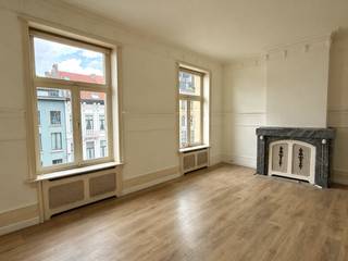 Authentiek 2-slaapkamer appartement op toplocatie.<br /><br />Op de derde verdieping van een statig hoekgebouw aan de Mechelsesteenweg en de Britselei bevindt zich dit prachtig gerenoveerde appartement in authentieke Art Nouveau-stijl. De ligging is ideaal: op wandelafstand van het stadscentrum en met vlotte aansluiting op het openbaar vervoer.<br /><br />GA NAAR WWW.DEBOERENPARTNERS.BE OM RECHTSTREEKS UW ONLINE AFSPRAAK IN TE PLANNEN<br /><br />Het appartement werd met zorg afgewerkt, met behoud van de originele elementen. De gemeenschappelijke delen ademen karakter, met een indrukwekkende trappenhal en een charmante, authentieke lift. Bovendien is er een conciërge aanwezig in het gebouw.<br /><br />Indeling:<br />Ruime inkomhal<br />Woonkamer van ca. 23 m²<br />Aparte eetkamer van ca. 17 m²<br />Volledig uitgeruste keuken met o.a. een ingebouwde vaatwasser<br />Twee slaapkamers (ca. 10 m² en 20 m²)<br />Badkamer met douche en wastafel<br />Apart toilet<br />Praktische berging met aansluitingen voor wasmachine en droogkast<br /><br />Bijzonderheden: <br />Algemene kosten: € 50/maand (voor onderhoud en verbruik van de gemeenschappelijke delen en de lift)<br />Beschikbaarheid: vanaf 15/04<br /><br />GA NAAR WWW.DEBOERENPARTNERS.BE OM RECHTSTREEKS UW ONLINE AFSPRAAK IN TE PLANNEN