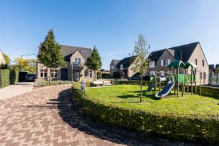<strong>Deze verzorgde woning is rustig gelegen in de Krokusweg in Rijkevorsel, op korte afstand van het centrum en de nodige voorzieningen.</strong><br /><br />Via de inkomhal, met apart gastentoilet, komt u binnen in de leefruimte. Hier is voldoende plaats voor een gezellige zit- en eethoek en dankzij de grote ramen geniet de ruimte van veel natuurlijk licht. De open keuken is voorzien van alle moderne voorzieningen. Aansluitend bevindt zich een praktische bergruimte met plaats voor onder meer de wasmachine en extra opbergruimte.<br /><br />De trap brengt u naar de verdieping, waar zich drie slaapkamers en de badkamer bevinden. De badkamer is uitgerust met een ligbad, aparte douche en een dubbel badkamermeubel.<br /><br />Achteraan beschikt de woning over een aangename tuin met terras.<br /><br />Ook energetisch scoort de woning bijzonder goed, met een EPC van 108 kWh/m². De elektrische installatie is bovendien conform. De woning wordt momenteel verhuurd en kan daardoor ook interessant zijn voor wie op zoek is naar een vastgoedinvestering.<br /><br /><span>Bijzonderheden</span><br />
<ul>
<li>EPC-label B – 108 kWh/m²</li>
<li>Elektrische installatie conform</li>
<li>3 slaapkamers</li>
<li>Badkamer met ligbad, douche en dubbel badkamermeubel</li>
<li>Apart gastentoilet</li>
<li>Praktische berging met aansluiting voor wasmachine</li>
<li>Tuin met terras</li>
<li>Rustige ligging nabij het centrum van Rijkevorsel</li>
<li>Momenteel verhuurd</li>
</ul>