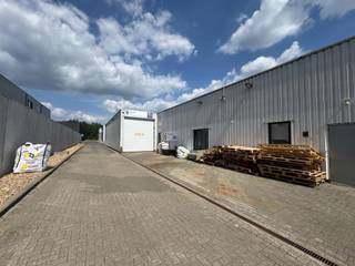 Magazijn te huur in Ninove met vlotte toegang naar de Expresweg. De unit van 1.110 m² vooraan de site beschikt over een hoogte van 4 meter,...