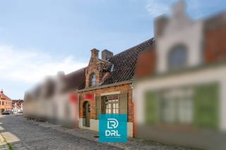 Charmante instapklare stadswoning met stadkoertje in het historische centrum van Brugge.<br /><br />In de geliefde Rolweg, op een steenworp van de Brugse Vesten en op wandelafstand van de Markt, bevindt zich deze bijzonder sfeervolle en instapklare stadswoning. Authentieke elementen zoals de zichtbare houten balken, de karaktervolle bakstenen schouw en de gezellige houtkachel worden harmonieus gecombineerd met hedendaags wooncomfort.<br /><br />Bij het betreden van de woning komt u terecht in een lichtrijke leefruimte met een open keuken, afgewerkt met warme en duurzame materialen. De open indeling zorgt voor een aangenaam ruimtegevoel en biedt een directe verbinding met het gezellige, privatieve stadkoertje, waar u in alle rust kunt genieten van een kop koffie of een aperitief. De stijlvolle badkamer met inloopdouche, wastafel en toilet bevinden zich eveneens op het gelijkvloers.<br /><br />Op de verdieping bevindt zich een ruime slaapkamer evenals een praktische slaaphoek die perfect dienst kan doen als bureau of dressing.<br /><br />Dankzij haar instapklare afwerking, authentieke uitstraling en uitstekende ligging vormt deze woning de ideale thuis voor een alleenstaande of een koppel. Bovendien is ze uitermate geschikt als charmant tweede verblijf of als zorgeloze investering in het hart van de Brugse binnenstad.<br /><br />Troeven:<br />Instapklare stadswoning met authentieke charme<br />Gezellige leefruimte met gaskachel<br />Open, volledig ingerichte keuken<br />Gezellig en privatief stadkoertje<br />1 ruime slaapkamer en aparte slaaphoek<br />Stijlvolle badkamer met inloopdouche<br />Authentieke balken en karaktervolle afwerking<br />Topligging in het historische centrum van Brugge<br />Ideaal als eigen woonst, tweede verblijf of investering<br /><br />Een unieke opportuniteit voor wie op zoek is naar een charmante stadswoning waar karakter, gezelligheid en een topligging perfect samenkomen.<br /><br />Meer info of een bezoek inplannen? Contacteer DRL VASTGOED, 050 65 95 95 of info@drlvastgoed.be