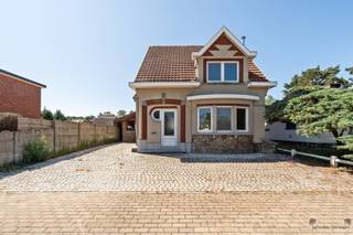 <p><span>Bent u op zoek naar een woning die u volledig naar uw eigen smaak kunt renoveren? Dan is deze ruime gezinswoning in het hart van Gelrode beslist een bezoek waard.</span></p><p><span>Gelegen op een perceel van </span><span>7 are</span><span> geniet deze woning van een uitstekende ligging, op wandelafstand van winkels, scholen en openbaar vervoer. Dankzij de centrale locatie combineert u een vlotte bereikbaarheid met het comfort van wonen in een gezellige dorpskern.</span></p><p><span>De woning biedt verrassend veel ruimte met </span><span>4 volwaardige slaapkamers</span><span> en ruime leefkamers die tal van mogelijkheden bieden om een eigentijdse en comfortabele thuis te creëren.</span></p><p><span>Een absolute troef is de </span><span>gezellige tuin</span><span>, waar u in alle rust kunt genieten. Bovendien beschikt de tuin over een </span><span>praktische achteringang</span><span>, ideaal voor fietsen, tuinmateriaal of een extra toegangsweg.</span></p><p><span>Troeven van deze woning:</span></p><ul><li><span>Centrale ligging in het centrum van Gelrode.</span></li><li><span>Perceel van ca. 700 m² (7 are).</span></li><li><span>Te renoveren naar eigen smaak.</span></li><li><span>4 ruime slaapkamers.</span></li><li><span>Ruime leef- en woonvertrekken.</span></li><li><span>Gezellige tuin met achterliggende toegang.</span></li><li><span>Tal van mogelijkheden voor gezinnen of investeerders.</span></li></ul><p><span>Bent u op zoek naar een woning met karakter, veel ruimte en een uitstekende ligging? Dan biedt deze eigendom een unieke kans om uw droomwoning te realiseren.</span></p><p><span>Contacteer ons vandaag nog voor meer informatie of een bezichtiging.</span></p>