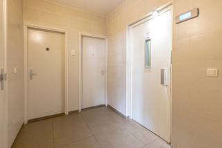 Ontdek dit lichtrijke appartement gelegen in een rustige en groene buurt aan de Dokter Zamenhoflaan 16, in het bruisende Anderlecht. De woning bevindt zich in de nabijheid van winkels, scholen, openbaar vervoer (metro, tram en bus), en op korte afstand van het Erasmusziekenhuis, het Westland Shopping Center en de Brusselse ring – ideaal voor wie vlot in én uit de stad wil.<br />Het appartement bevindt zich op de twaalfde verdieping van een goed beheerd en onderhouden gebouw met lift.<br />De indeling is als volgt: een inkomhal, een keuken die uitgeeft op het terras, een leefruimte, twee slaapkamers en een badkamer.<br /><br /><br />EPC-klasse G, 943 kWh/m²/jaar.<br />Te bezoeken.