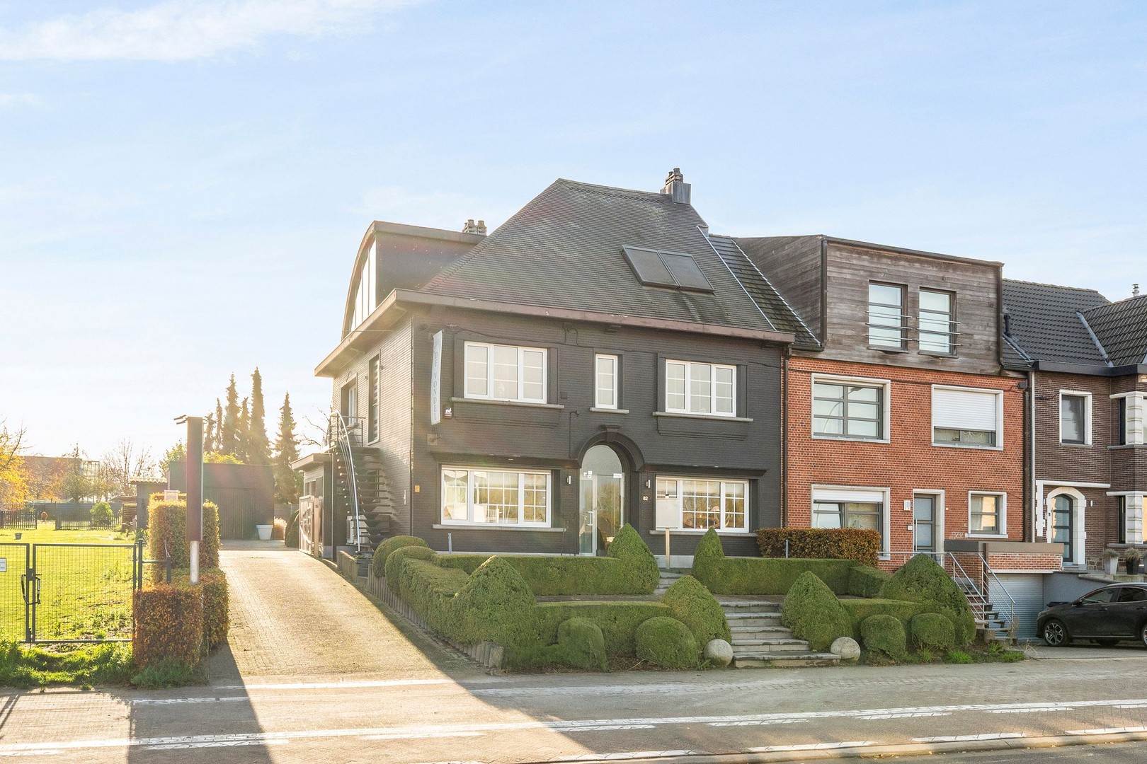 Gebouw waar het gezellige restaurant "De Vondel" is ondergebracht met woonst en voldoende parking op eigen terrein - foto 2