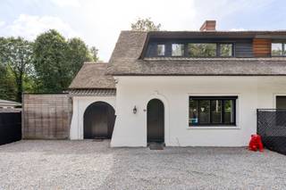<p><span>Instapklare halfopen villa met rieten dak, verwarmd zwembad en eigen wellness</span></p><p><span>Deze woning ligt in Brasschaat, met vlotte invalswegen naar Wuustwezel, Kalmthout en snel op de oprit richting Antwerpen of Breda. Een groene, rustige omgeving die toch alle grote assen binnen handbereik houdt ideaal voor wie graag centraal woont.</span></p><ul><li><span>Charmante halfopen woning met karakteristiek rieten dak, instapklaar</span></li><li><span>Verwarmd zwembad met solar systeem en aansluitende wellnessruimte (onvergund)</span></li><li><span>Volledig omheind perceel met automatische toegangspoort en parking voor 3 à 4 wagens</span></li><li><span>Tuin met hoogwaardig kunstgras: het hele jaar door groen en onderhoudsvriendelijk</span></li><li><span>EPC-label B</span></li><li><span>Elektriciteit conform</span></li></ul><p><span>Achter de automatische toegangspoort vind je meteen ruimte om te parkeren: 3 tot 4 wagens kunnen hier moeiteloos terecht, binnen een volledig omheind perceel.</span></p><p><span>De woning is zo ontworpen dat je via twee ingangen kan binnenkomen. Eén ingang geeft toegang tot het centrale gedeelte van de woning, de andere leidt naar een apart gedeelte met een slaapkamer en badkamer. Beide zijn met elkaar verbonden, zodat de circulatie in de woning vlot blijft, handig voor wie deze ruimte als aparte studio wil gebruiken.</span></p><p><span>Op het gelijkvloers vind je een gezellige leefruimte en eetkamer, met een aparte keuken. Aan de tuinzijde sluit een ruime veranda aan, die binnen en buiten moeiteloos met elkaar verbindt.</span></p><p><span>En dan de tuin: die is zo georiënteerd dat er altijd wel een plek in de zon is. Met het verwarmde zwembad voorzien van een solar systeem en de aansluitende wellnessruimte krijgt de tuin echt een vakantiegevoel. Het gras is kunstgras, dus 365 dagen per jaar groen en nauwelijks onderhoud.</span></p><p><span>Boven vind je nog 3 ruime slaapkamers en een badkamer.</span></p><p><span>Benieuwd naar deze woning? Contacteer je makelaar Christophe voor meer informatie of een bezoek op 036466655 of christophe@sinjoor.be.</span></p>